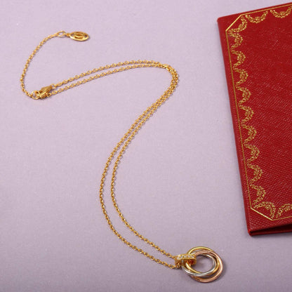 cartier🦋*
Necklace ❤️‍🔥
Earring❣️
Bracelet 🦋
Master quality 💯
With normal boxes 📦 
130 dhs🪙🖤
With master box 🗃️ 
170 dhs🪙🖤

Zain216
♥️♥️♥️