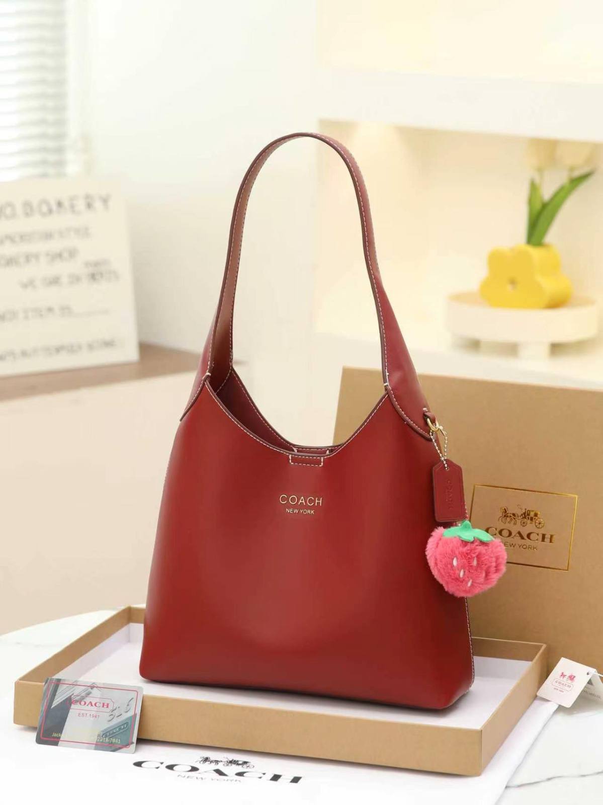 COACH

best quality 
with box
110 dhs🇦🇪🇦🇪🇦🇪

size28CM

Zain290
♥️♥️♥️