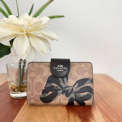 Coach 
Wallets Master
125 dhs💓

Zain248
♥️♥️♥️