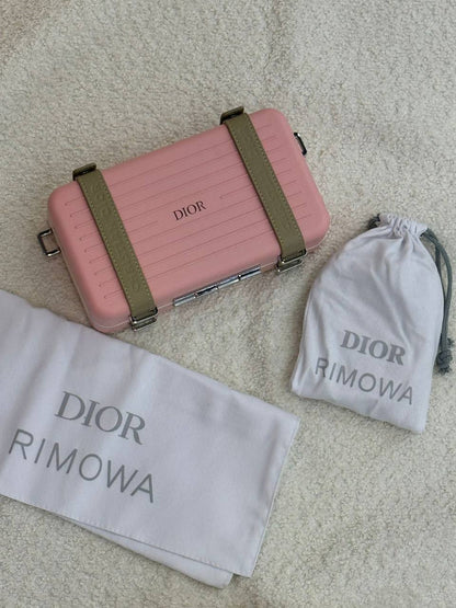 Rimowa 
Dior
  20Cm 

With Box🎁🎁🎁
280 dhs✅

Zain131
♥️♥️♥️