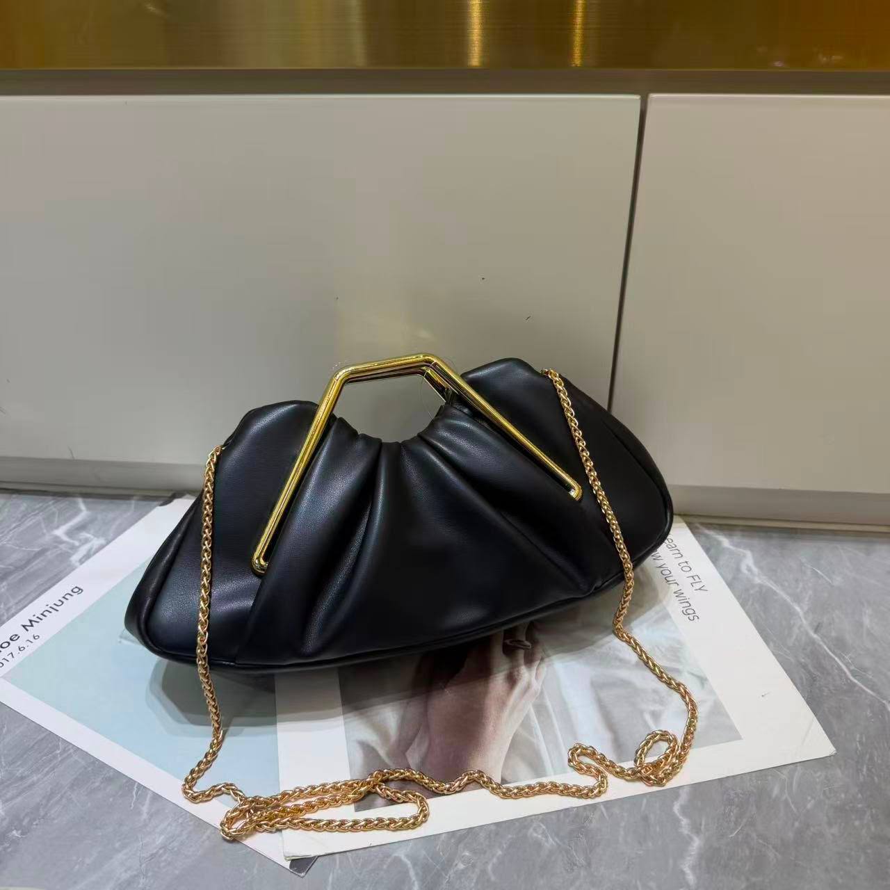 JW PEI
 Clutch Bag 
90 dhs💓
Size 34 cm 💃💃💃💃

Zain161
♥️♥️♥️