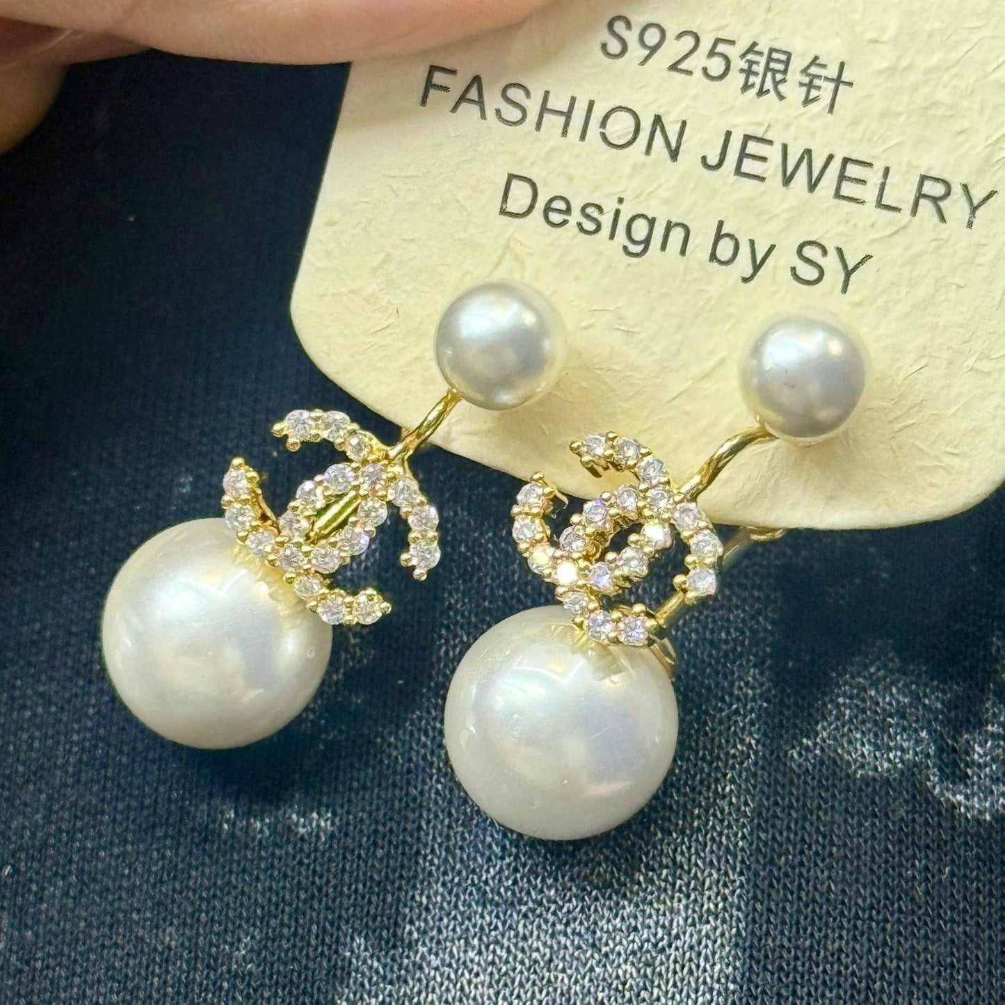 Earring ❤️‍🔥*
good quality 💯
With black boxes 🗃️ 
20 dhs❣️
With normal boxes 📦 
30 dhs❣️

Zain216
♥️♥️♥️