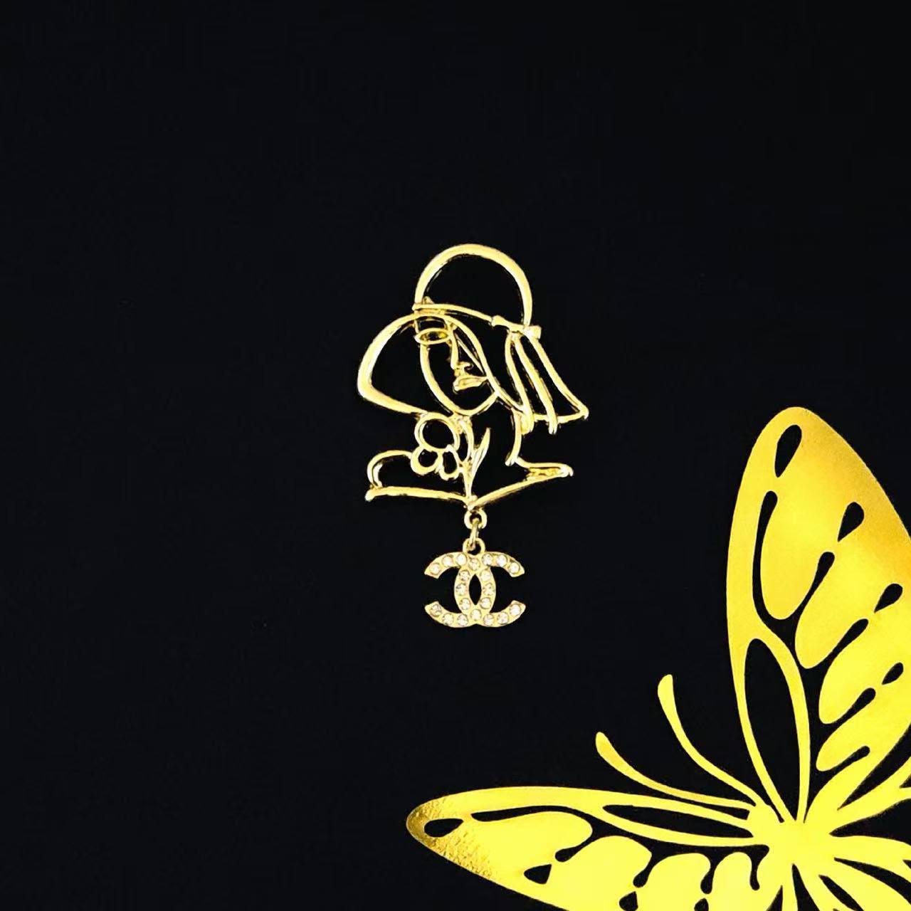 BROOCH🦋*
Good quality 🍁
With black boxes 📦 
20 dhs💓

With normal box 🗃️ 
And paper bag 🛍️
35 dhs💓

Zain216
♥️♥️♥️