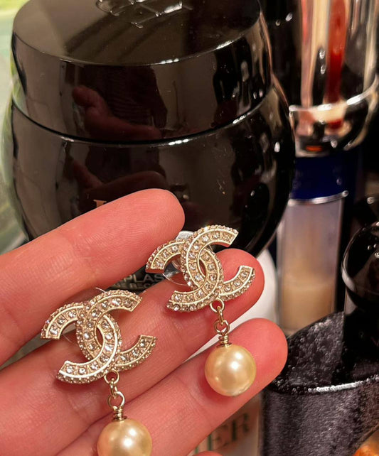 CHANEL❤️‍🔥*
Earring 🦋
Master quality 💯
With normal boxes 📦 
45 dhs❣️
With master box 🗃️ 
55 dhs❣️

Zain216
♥️♥️♥️
