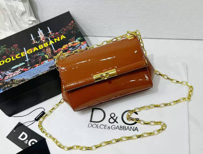 D&G

good quality 

with box
🎁🎁🎁

100 dhs✅

Zain39
♥️♥️♥️