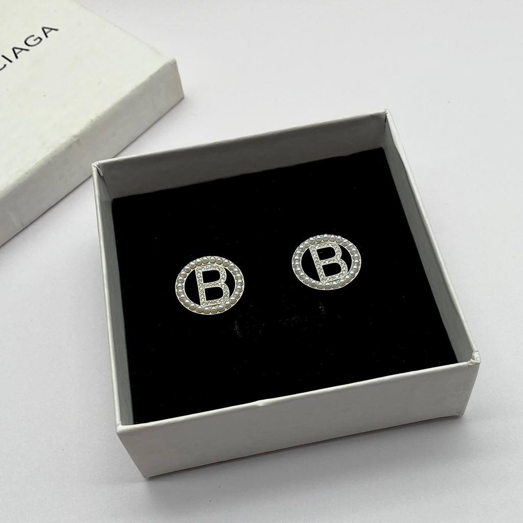 EARRING 
MASTER💫✨
50 DHS✅
WITH BOX AND PAPER BAG🛍️🎁

Zain89
♥️♥️♥️