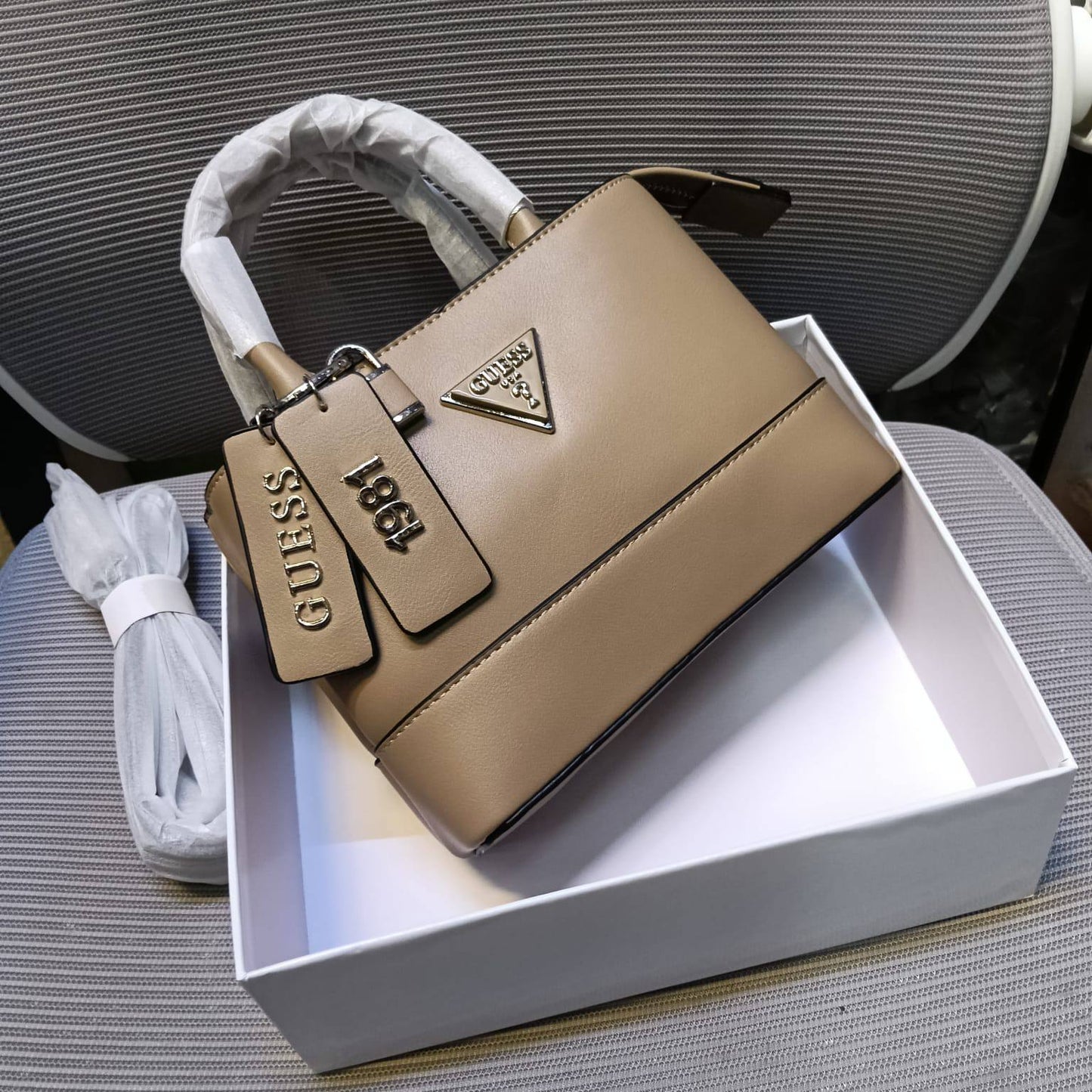 Prada
100 dhs🇦🇪🇦🇪
with box
size 20cm

Zain26
♥️♥️♥️