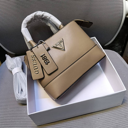 Prada
100 dhs🇦🇪🇦🇪
with box
size 20cm

Zain26
♥️♥️♥️