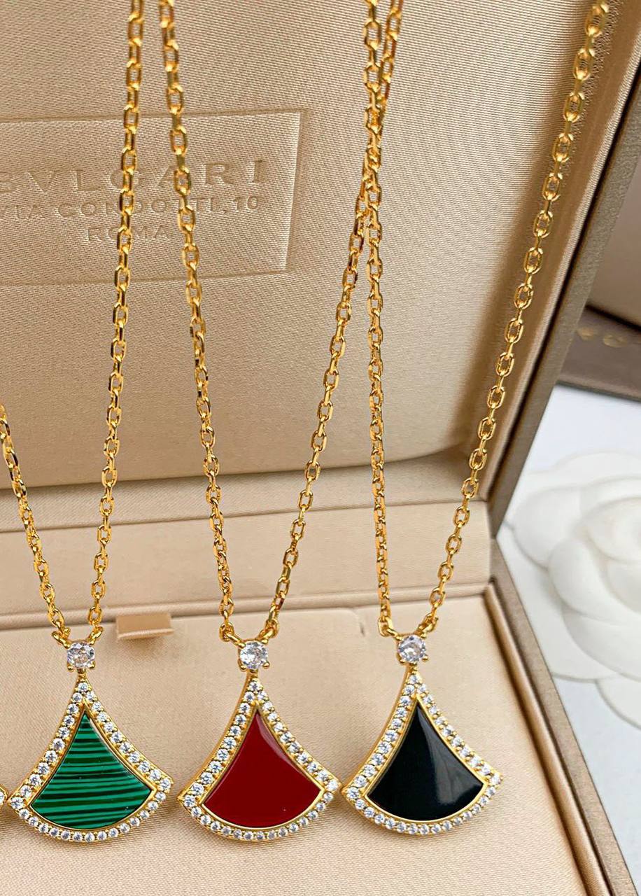 BVLGARI ❤️‍🔥*
Necklace 🦋
Master quality 💯
With normal boxes 📦 
55 dhs🇦🇪
With master box 🗃️ 
95 dhs🇦🇪

Zain216
♥️♥️♥️