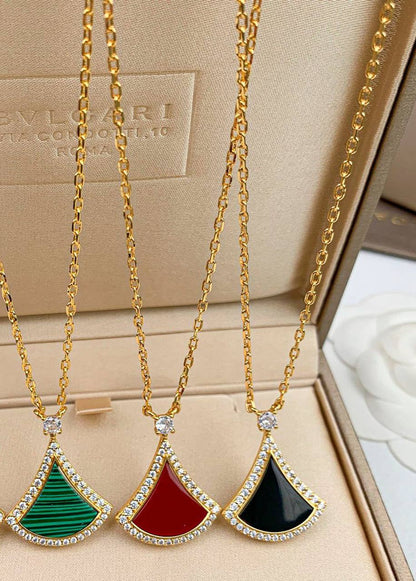 BVLGARI ❤️‍🔥*
Necklace 🦋
Master quality 💯
With normal boxes 📦 
55 dhs🇦🇪
With master box 🗃️ 
95 dhs🇦🇪

Zain216
♥️♥️♥️