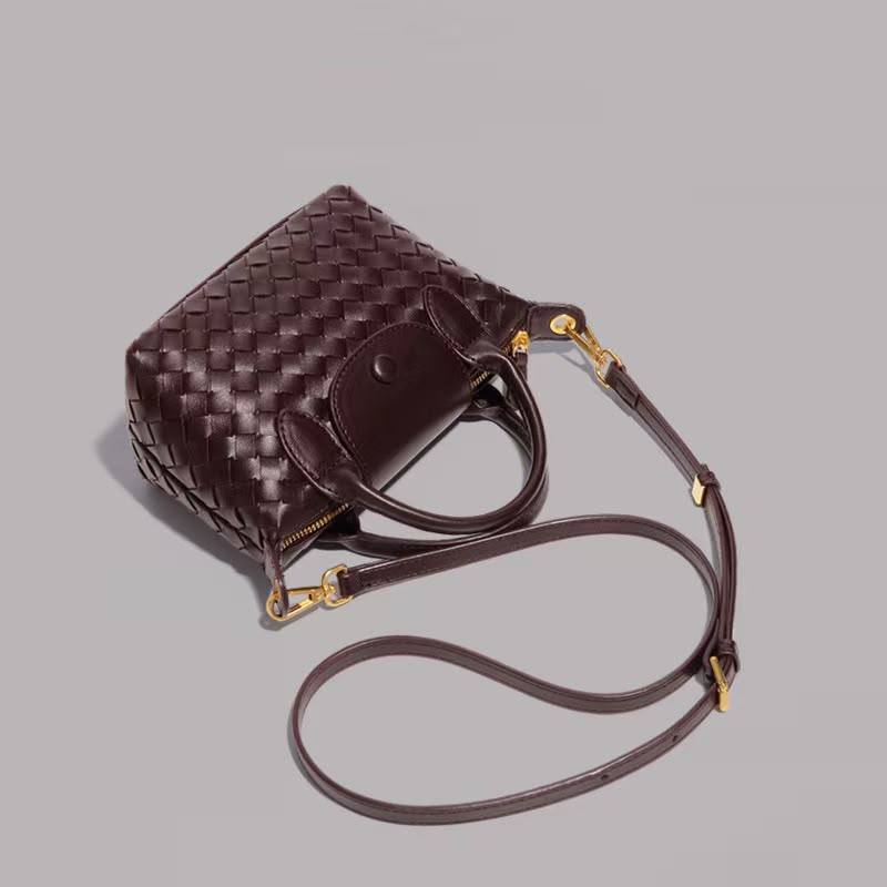 BOTTEGA 
80 dhs💓
size 22 cm🤝🤝

Zain161
♥️♥️♥️