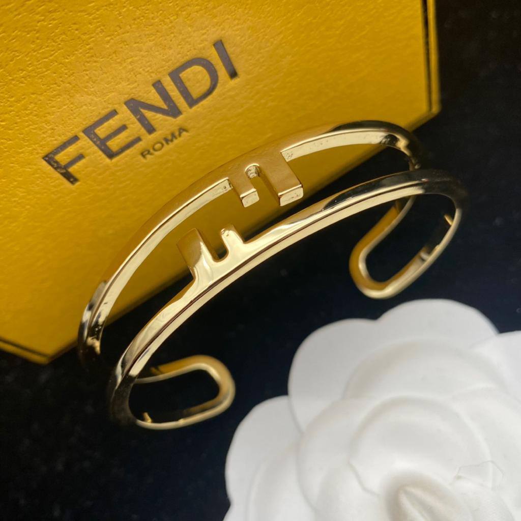 FENDI BANGLE
MASTER💫✨
60 dhs🇦🇪🇦🇪

WITH BOX AND PAPER BAG🛍️🎁

Zain89
♥️♥️♥️