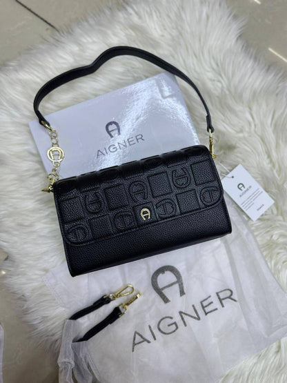 ❤️ Aignar  hobo
1️⃣ First quality +🎁
Size : 24 * 15 cm
95 dhs🪙🌨️
with box 🎁

Zain115
♥️♥️♥️