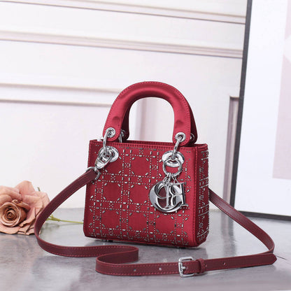 Dior
Best quality

Withbox
🎁🎁🎁

120 dhs🌺
size 18cm

Zain158
♥️♥️♥️