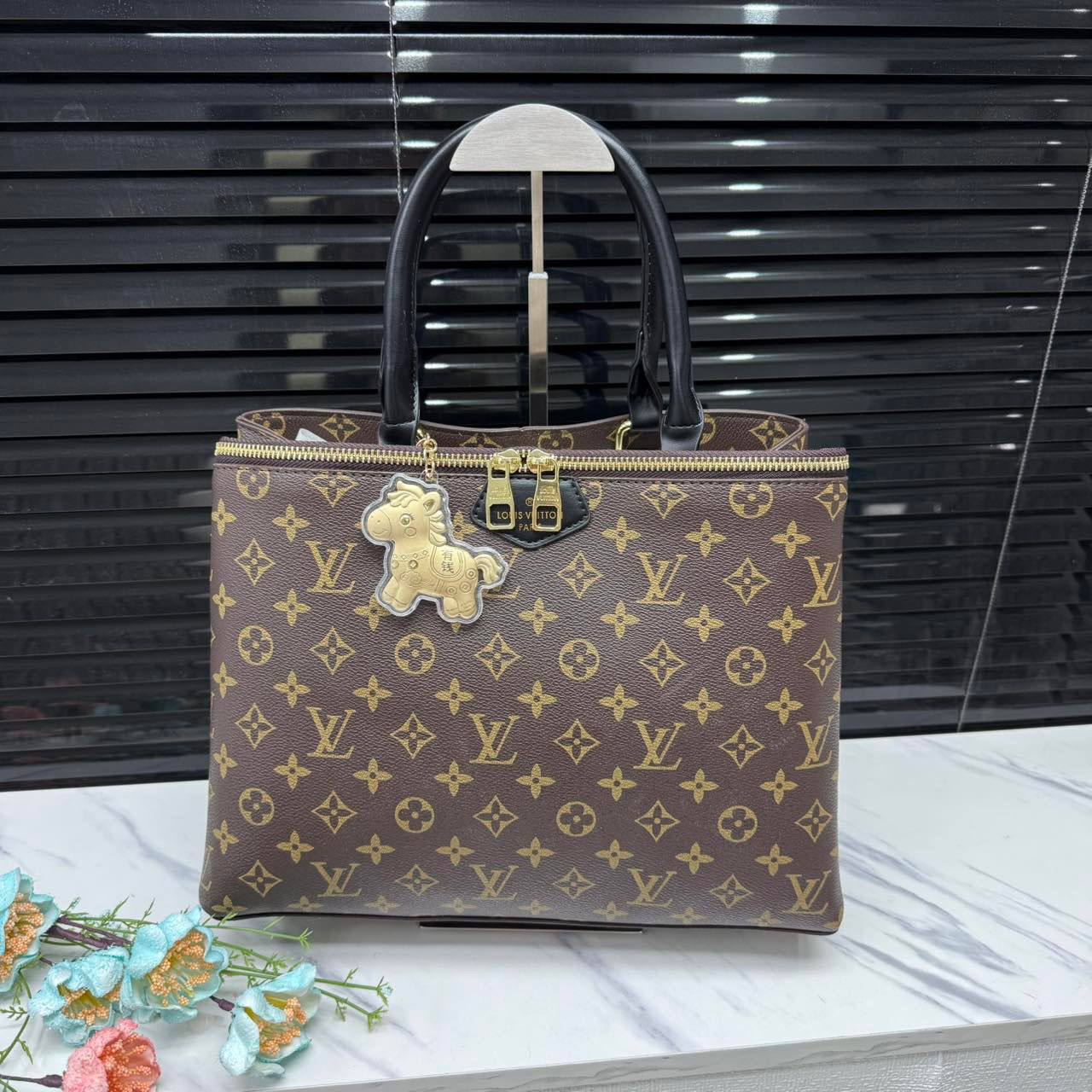LV

size  34×21×13cm

95 dhs❣️
 
Zain04
♥️♥️♥️