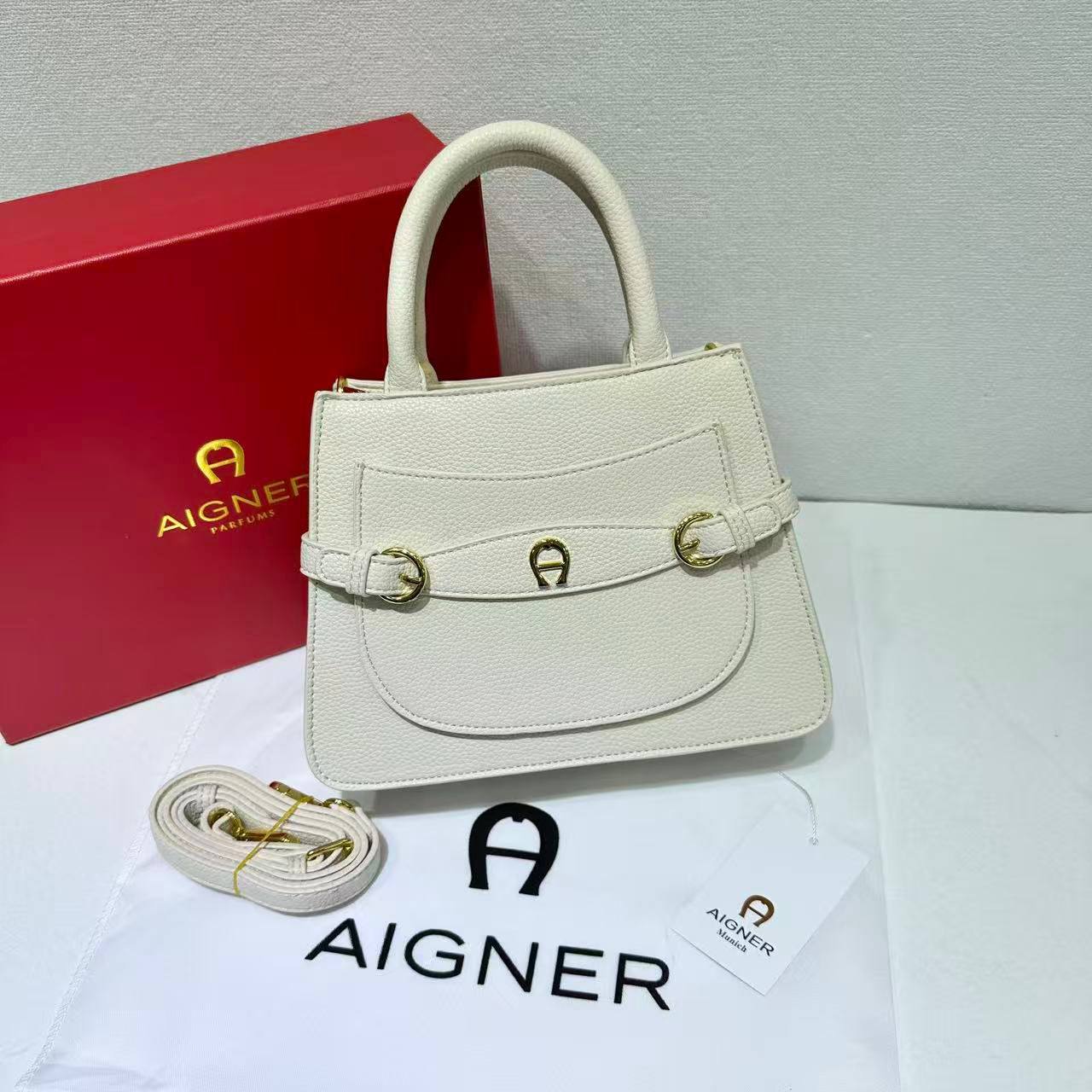 Aigner
105 dhs❣️ 

SIZE：24cm
GOOD quality 


with box
🎁🎁🎁

Zain35
♥️♥️♥️