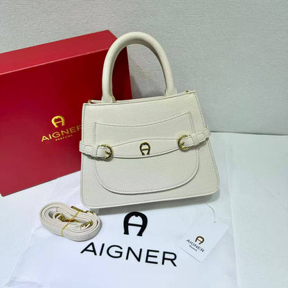 Aigner
105 dhs❣️ 

SIZE：24cm
GOOD quality 


with box
🎁🎁🎁

Zain35
♥️♥️♥️