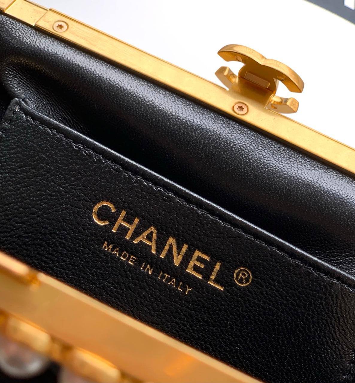 CHANEL 

COPY ONE 

NEW RESTOCK 

WITH BOX 

110dhs🇦🇪
Zain17
♥️♥️♥️
