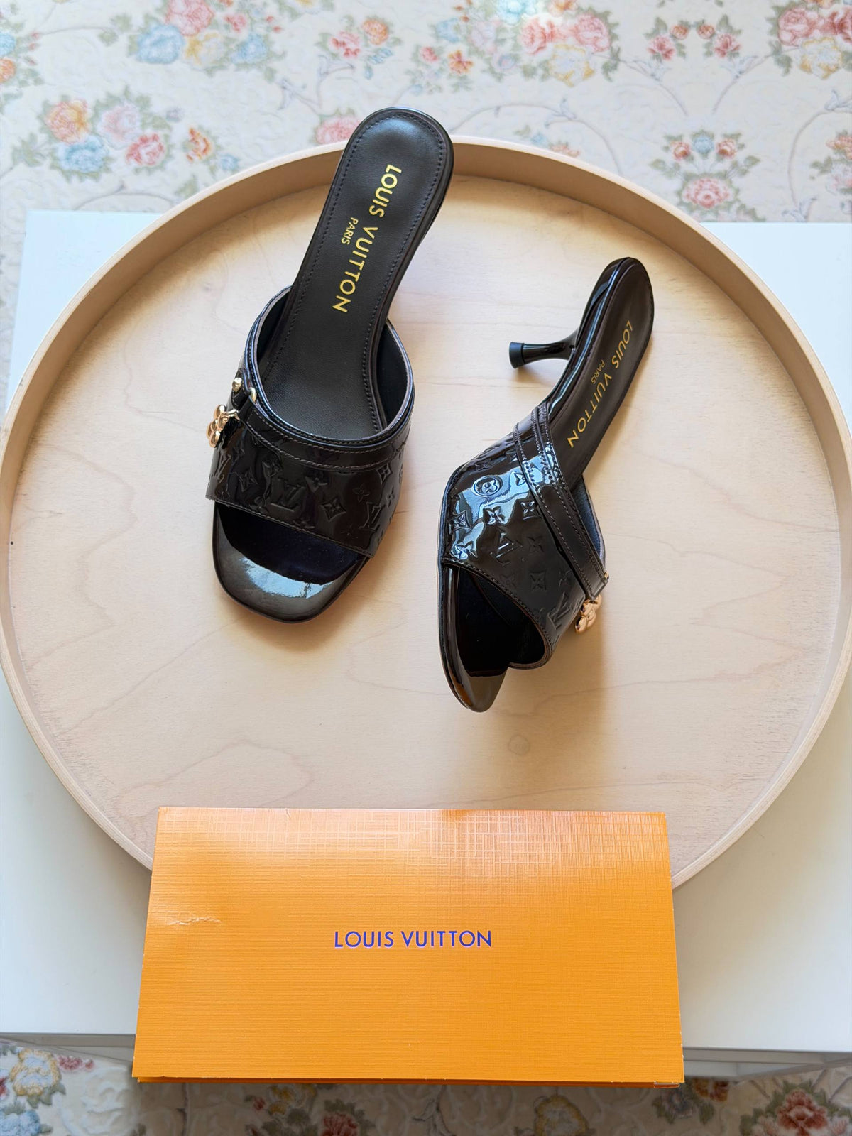 LOUIS VUITTON

Available again 🤩

Master quality 

Size: 36 to 41
430 dhs🇦🇪🇦🇪

Zain318
♥️♥️♥️