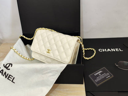 Chanel
85 dhs✅
high quality 

With box
🎁🎁🎁

Zain26
♥️♥️♥️