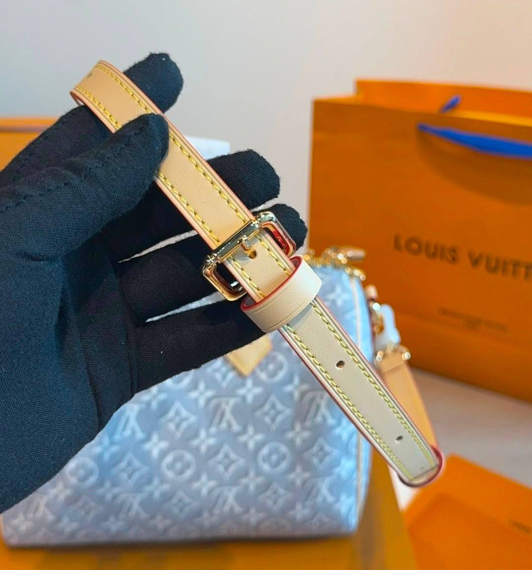 LV
MASTER QUALITY
250 dhs💓
……(with leather )
30CM

Zain295
♥️♥️♥️
