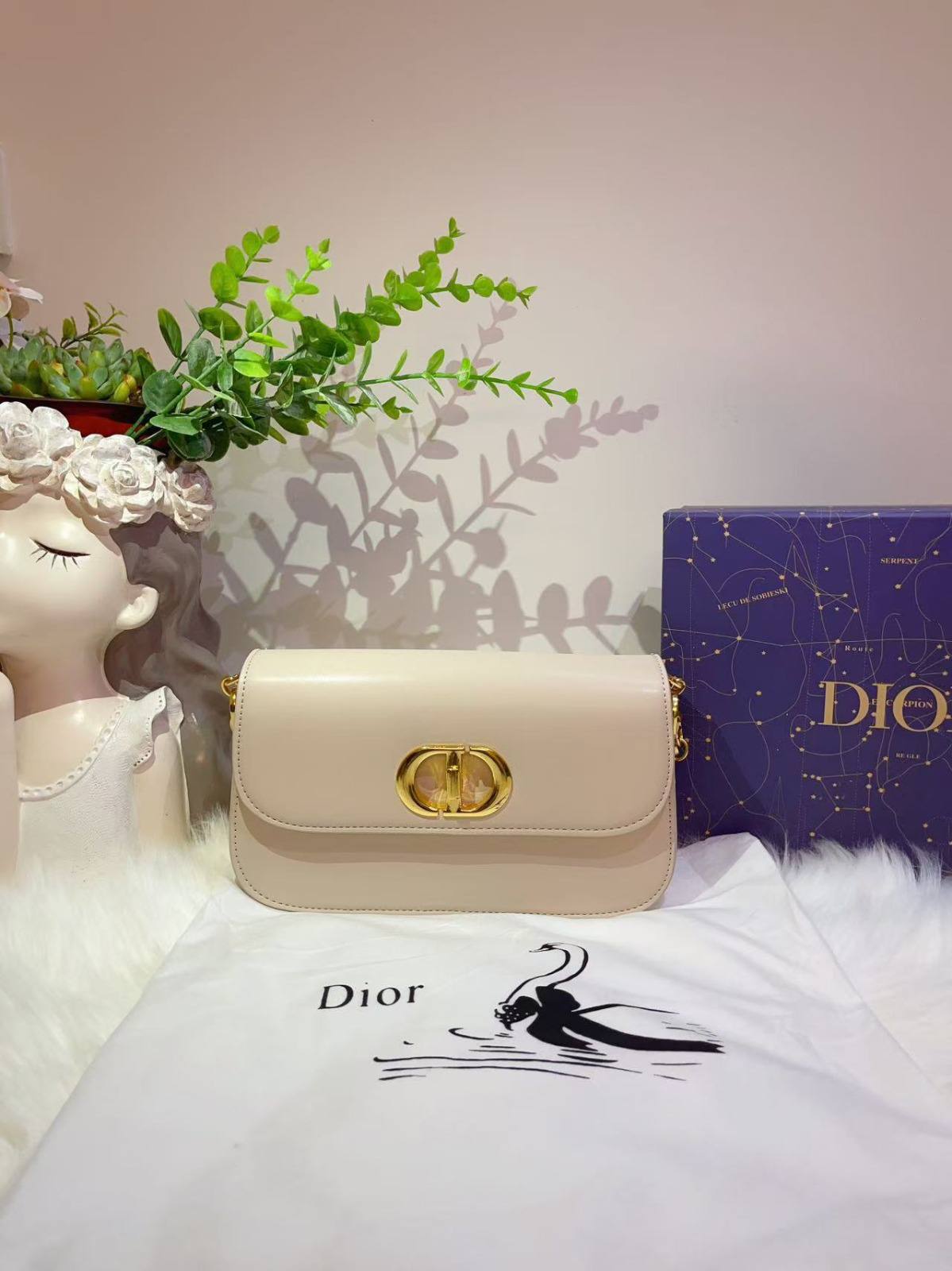 Dior

best quality 
with box

95 dhs🇦🇪🇦🇪
size23CM

Zain290
♥️♥️♥️