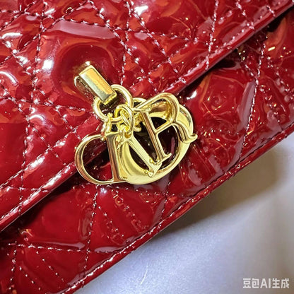 DIOR
GOOD QUALITY 
WITH BOX
100 dhs✅
SIZE: 24cm

Zain295
♥️♥️♥️