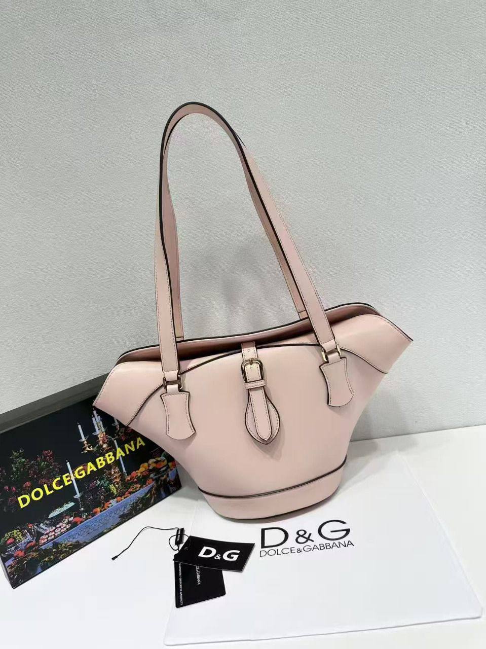 D&G
Best quality 

90 dhs✅

size 32 cm

Zain290
♥️♥️♥️