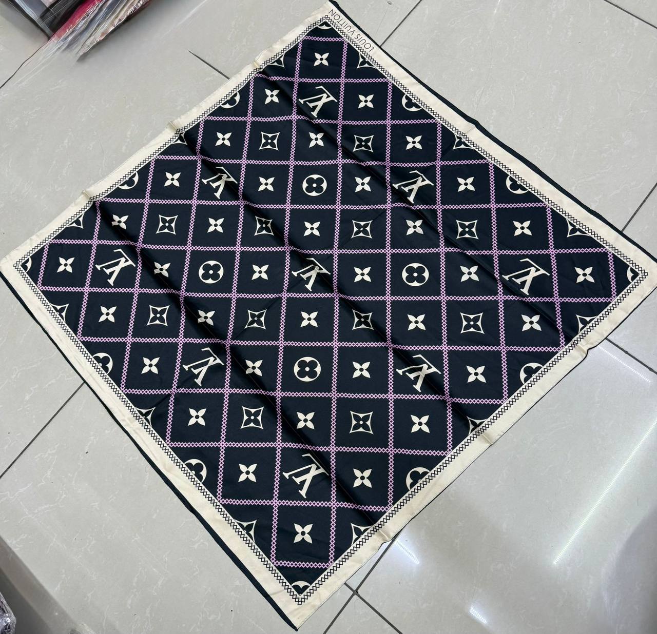 Silk square scarf 
40 dhs🪙💚

Zain93
♥️♥️♥️