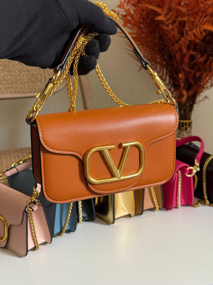 VALENTINO

20cm
350 dhs🗽

Top quality 
With box🎁

Zain167