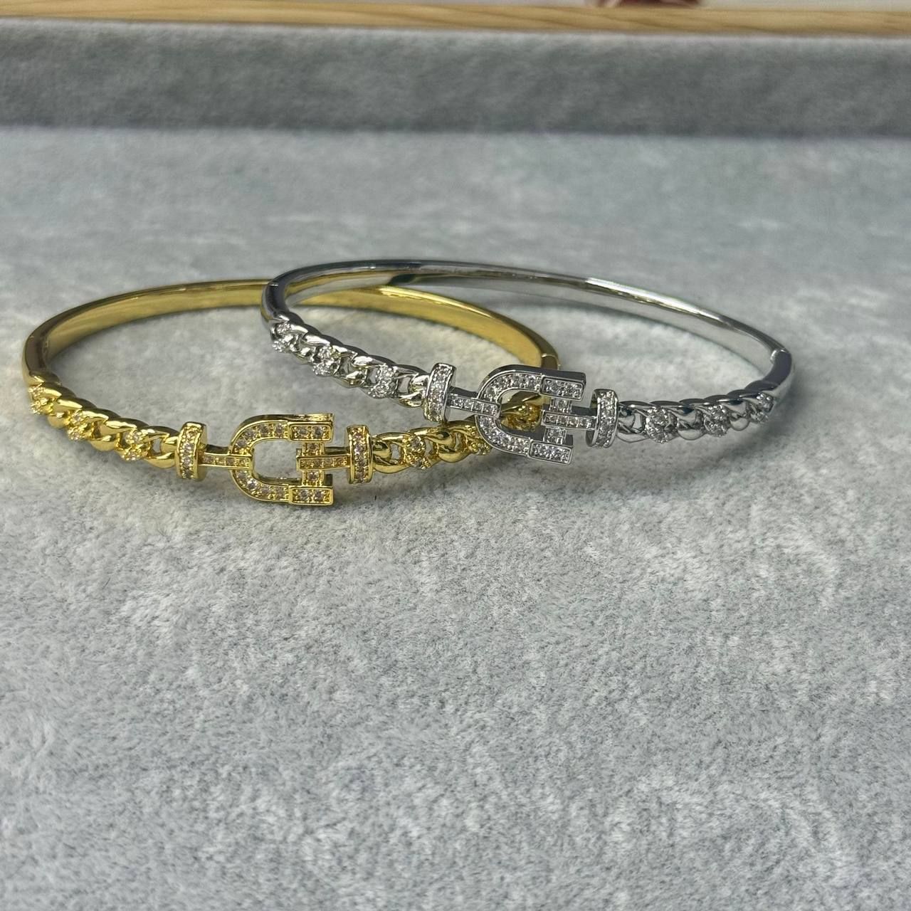 *Bangle ❤️‍🔥*
good quality 💯
With black boxes 📦 
20 dhs💓
With normal boxes 🗃️ 
And paper bag🛍️
30 dhs💓

Zain216
♥️♥️♥️