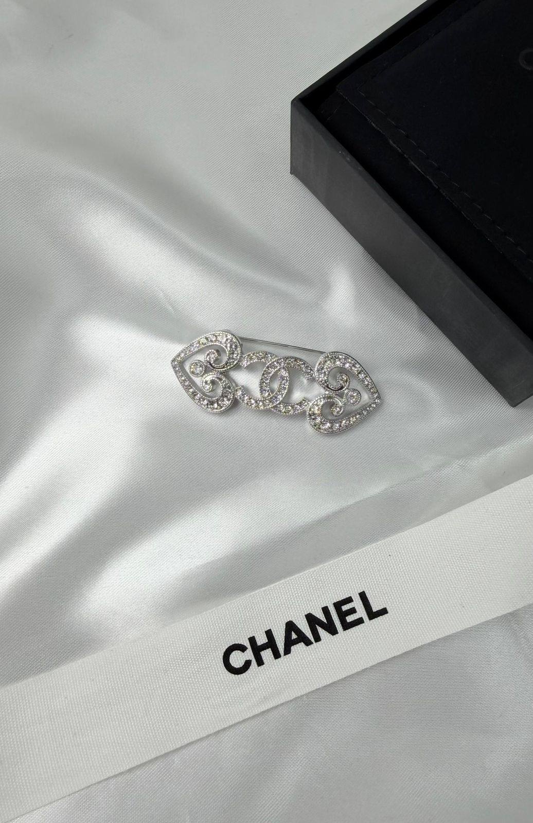 *CHANEL*  🤍

🆕🎉🥳🎊🆕
* BROOCH, Clip , Pin
* Gold-Finish Metal (Gold Plated)

* ⁠↗️ *Super Master Quality ®️* 🫆

*75 dhs💚* with *Normal* Box & Bag
*95 dhs💚* with *Orignal* Packaging 🎁

Zain209
♥️♥️♥️