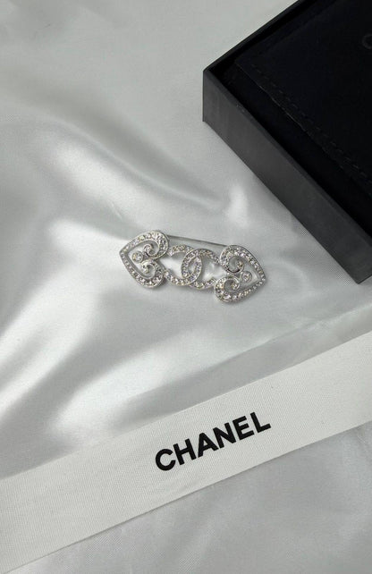 *CHANEL*  🤍

🆕🎉🥳🎊🆕
* BROOCH, Clip , Pin
* Gold-Finish Metal (Gold Plated)

* ⁠↗️ *Super Master Quality ®️* 🫆

*75 dhs💚* with *Normal* Box & Bag
*95 dhs💚* with *Orignal* Packaging 🎁

Zain209
♥️♥️♥️