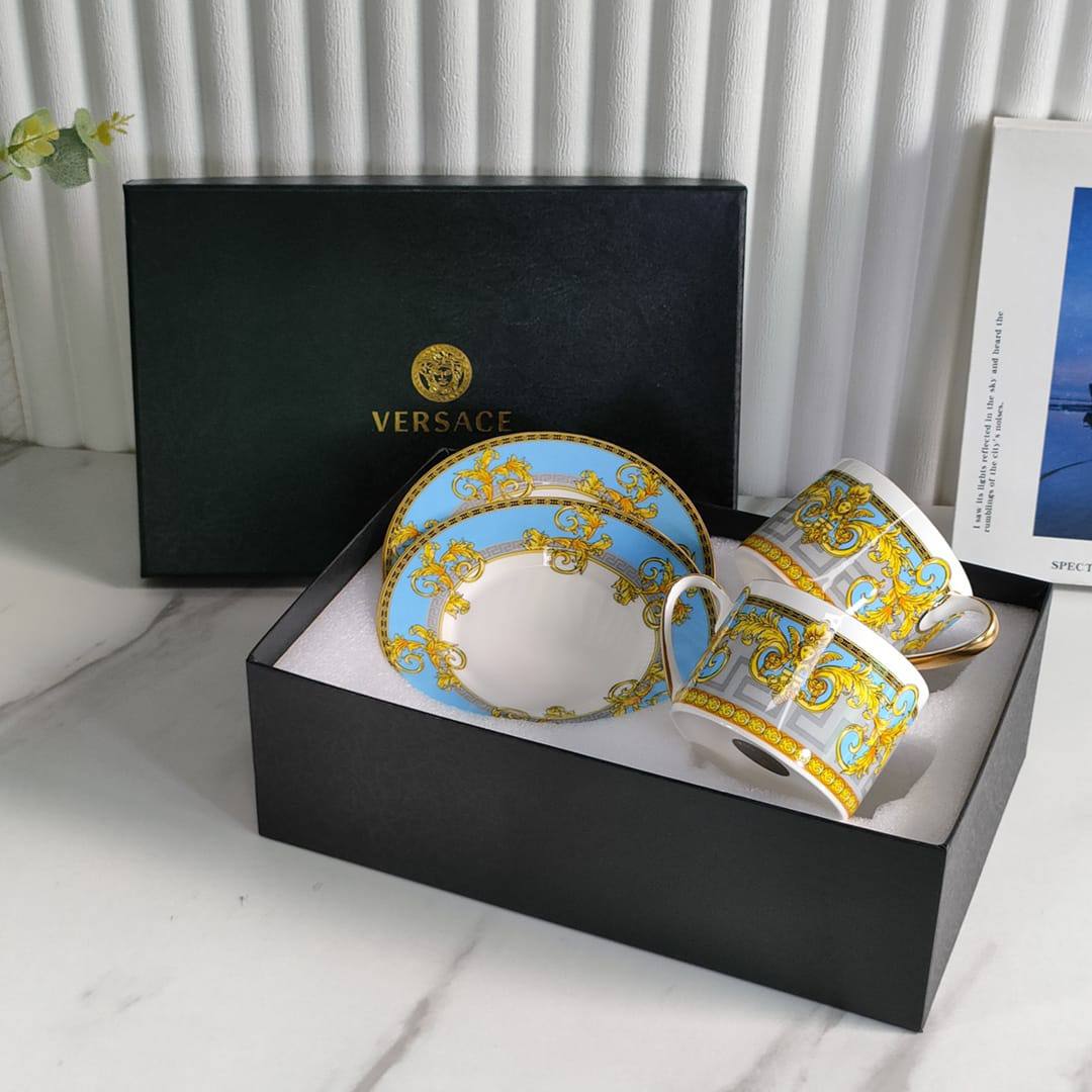 Branded mugs set

130 dhs 
set 4 pc 

with box🎁🎁🎁

Zain205
♥️♥️♥️