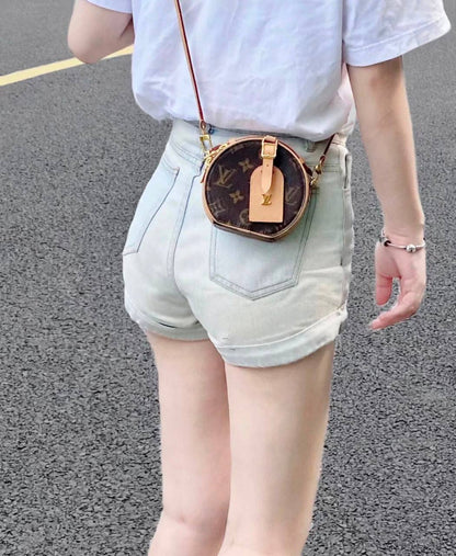 LV
100 dhs💓
size：mini
Good-quality with box

Zain35
♥️♥️♥️