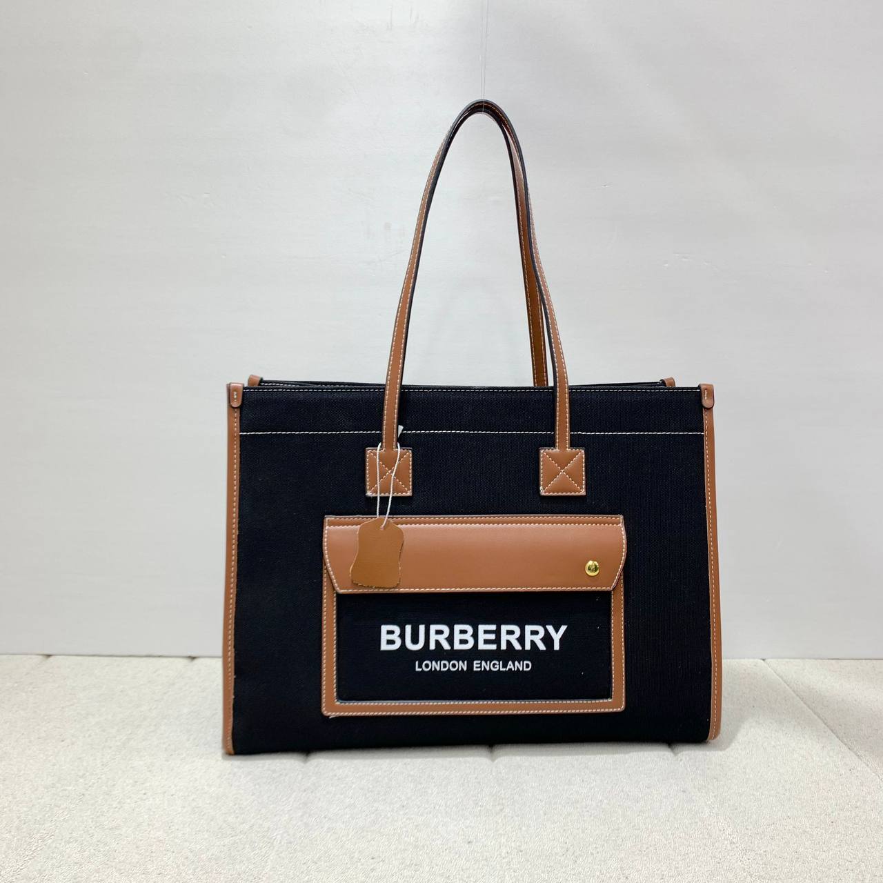 Burberry  
95 dhs✅   
36 cm 

Zain253
♥️♥️♥️