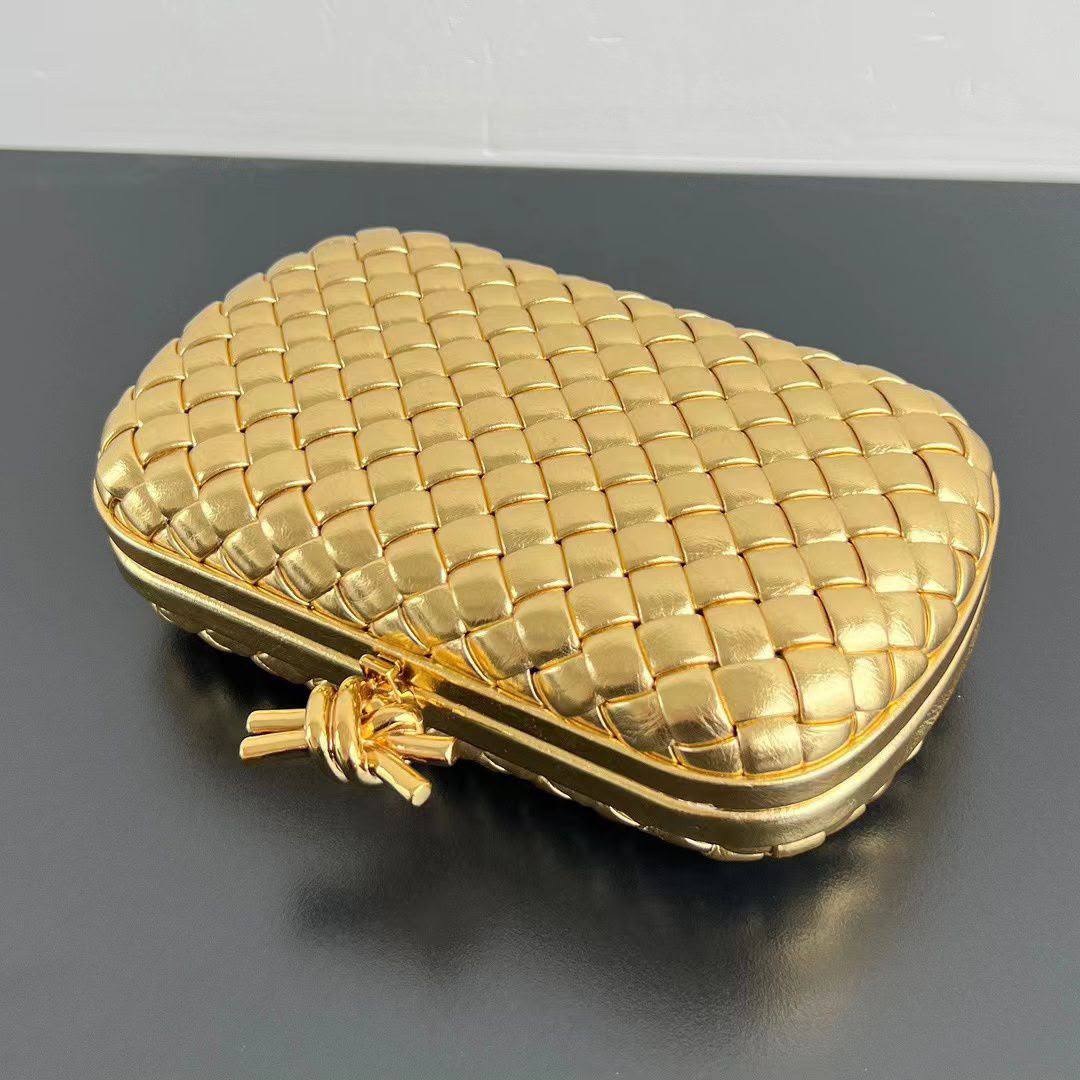 Bottega Veneta Knot Minaudière Clutch in Intreccio Mirror Leather✅*
*Size 19 cm*
For Price 👇 WhatsApp✅
0568585901 
0507557372
0552275751 Owner Zain 👌

Zain274
♥️♥️♥️
