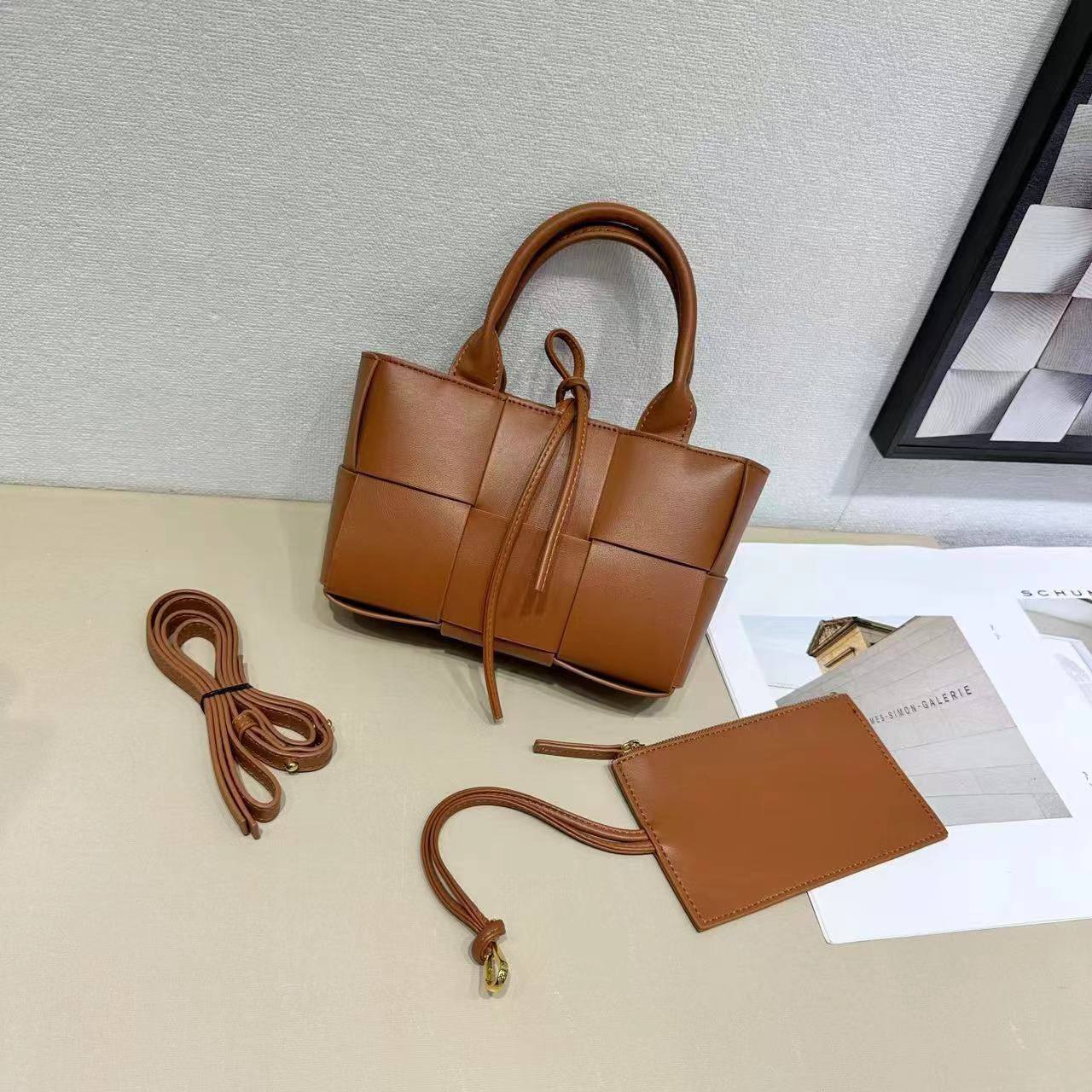 Bottega veneta 

with box 
🎁🎁🎁

90 dhs❤️

Zain177
♥️♥️♥️