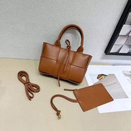 Bottega veneta 

with box 
🎁🎁🎁

90 dhs❤️

Zain177
♥️♥️♥️