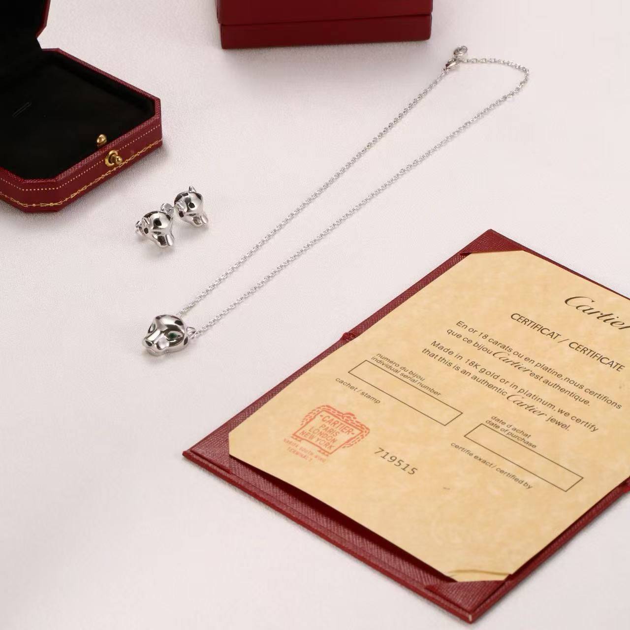 Cartier ❤️‍🔥*
Necklace ✨
Earring 💥
Master quality 💯
With normal boxes 🗃️ 
110 dhs✅
With master box 📦 
150 dhs✅

Zain216
♥️♥️