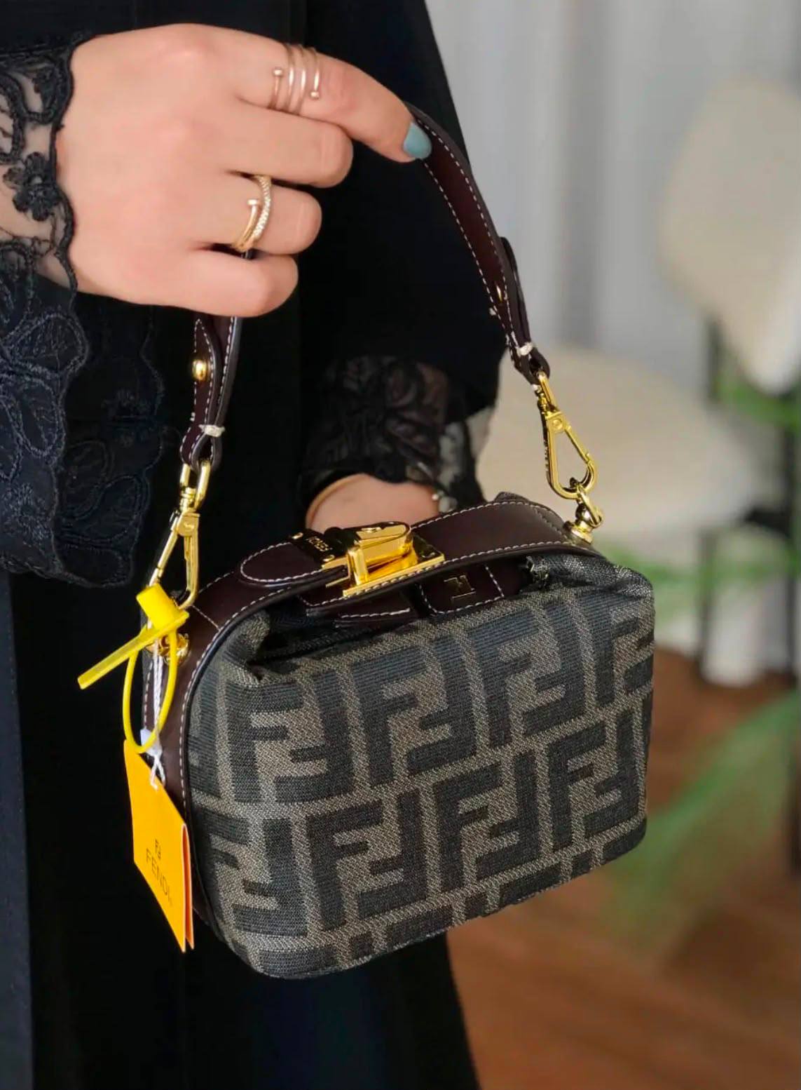 Fendi
100 dhs✅
Size：15CM
Good-quality with box

Zain35
♥️♥️♥️