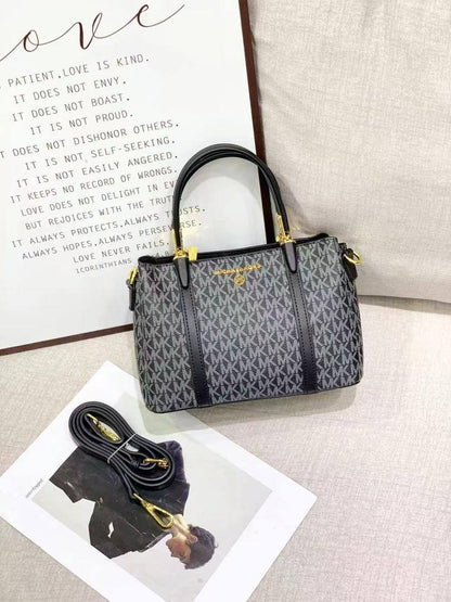 MK
90 dhs🪙💕 

with box 
🎁🎁🎁

high quality

Zain26
♥️♥️♥️