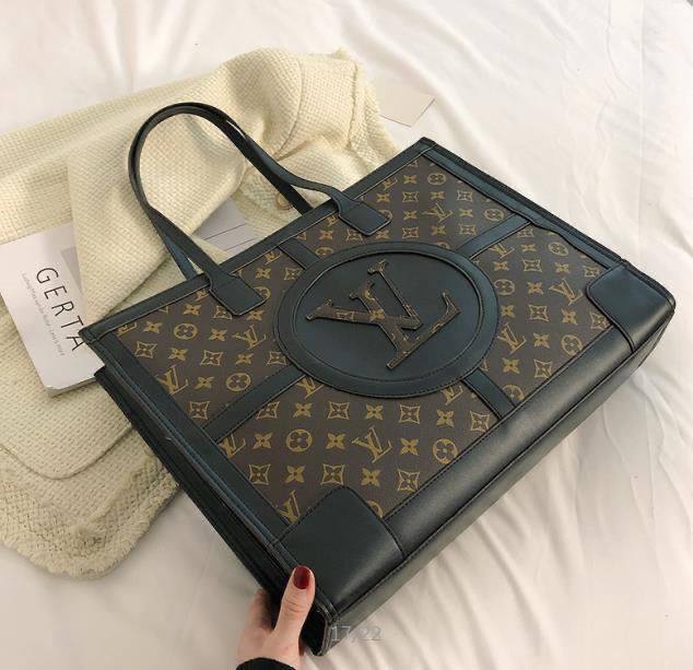LV
42*33*9 cm
100 dhs✅

Zain17
♥️♥️♥️