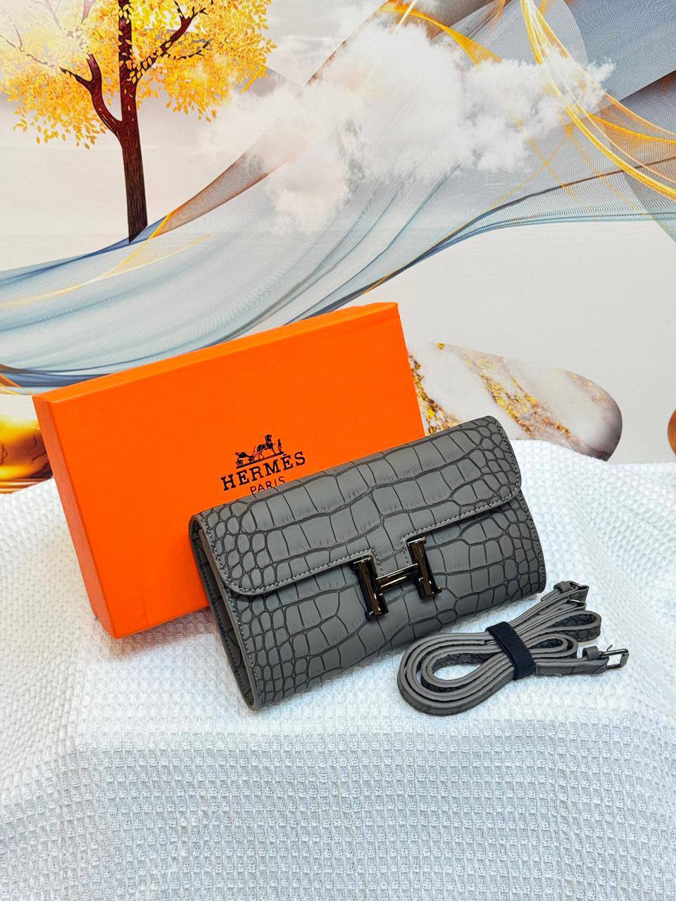 Hermes 
Best quality with box’s 
85 dhs✅
size 21 CM

Zain290
♥️♥️♥️