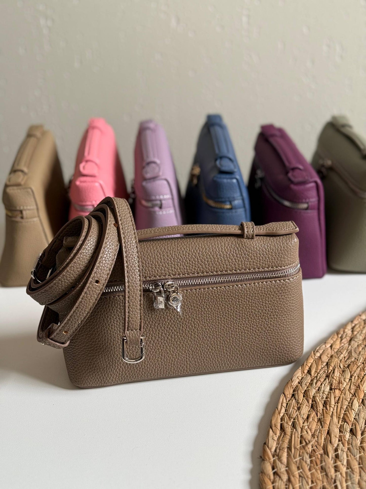 LORO PIANA
19cm
320 dhs❣️
Top quality 
With box🎁

Zain167
♥️♥️♥️