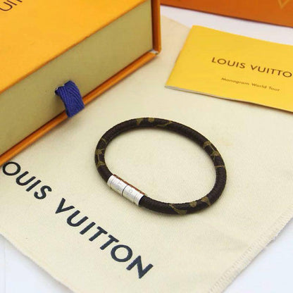 UNISEX 
BRACELET ✨💫
50 DHS🗽
WITH BOX AND PAPER BAG🛍️🎁

Zain89
♥️♥️♥️