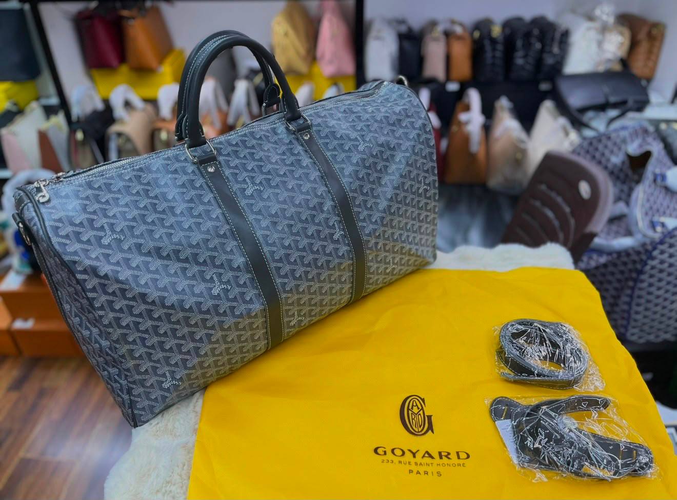 Travel bag 
55cm 
good quality 
120 dhs🇦🇪🇦🇪

Zain168
♥️♥️♥️