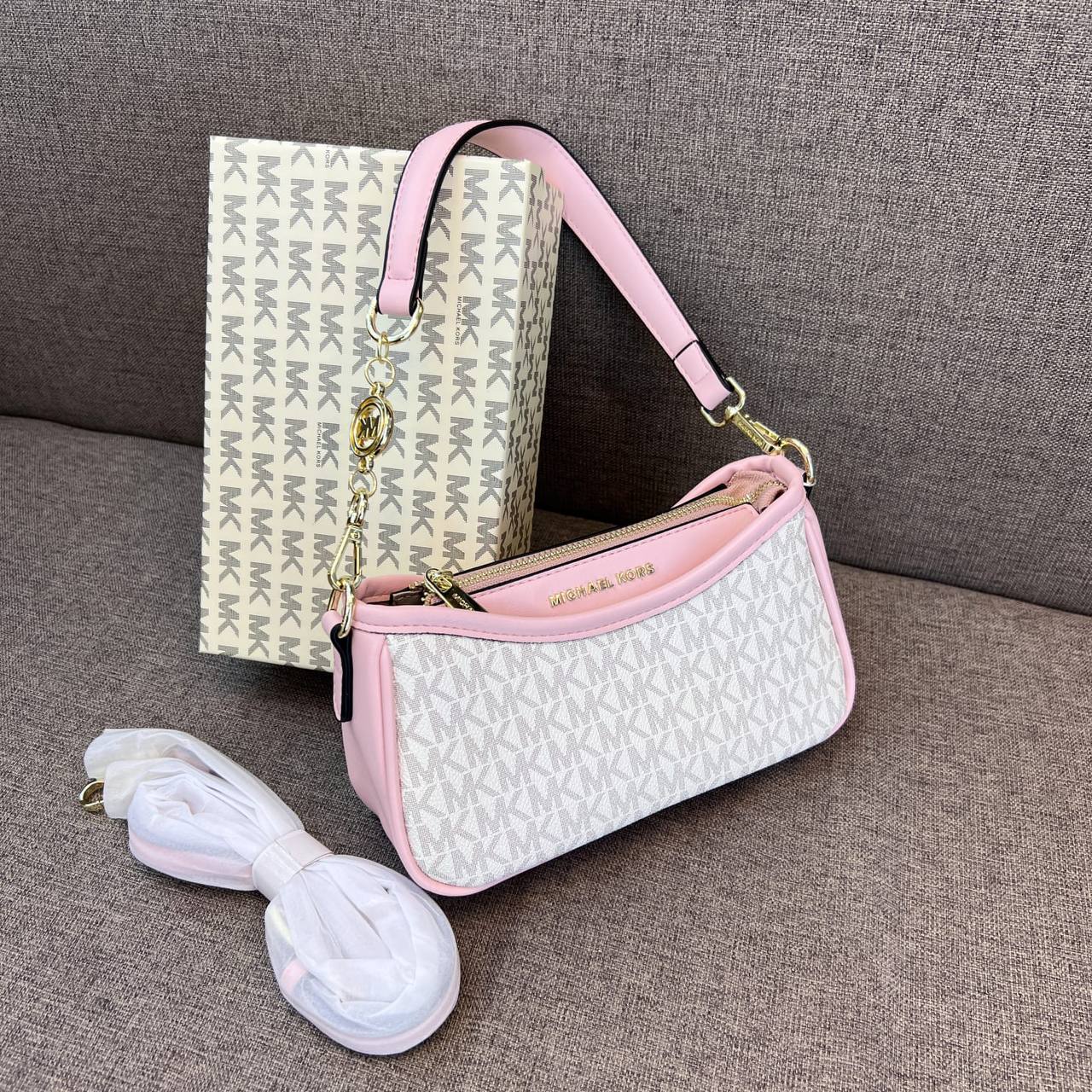 MK - YSL

95 dhs✅

with box
🎁🎁🎁

Zain26
♥️♥️♥️