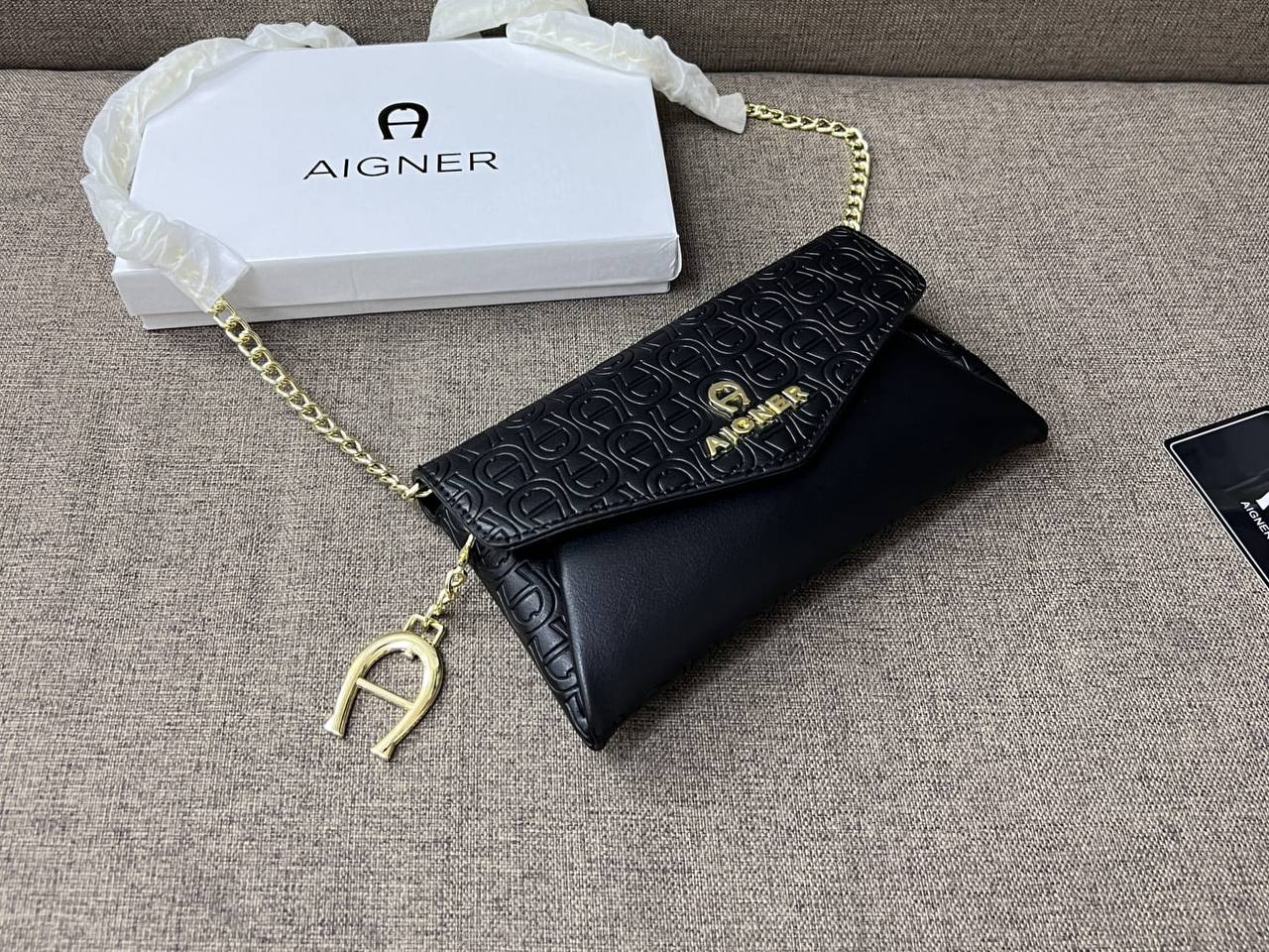 CH - Aigner 

20cm
with box
🎁🎁🎁

90 dhs✅

Zain26
♥️♥️♥️