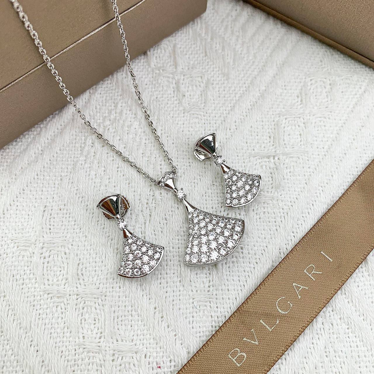 BVLGARI SET 
MASTER QUALITY
✨💫
120 DHS🇦🇪🇦🇪
WITH NORMAL BOX AND PAPER BAG🎁🛍️

Zain89
♥️♥️♥️